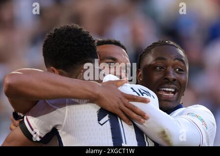 Dusseldorf, Allemagne. 6 juillet 2024. Jude Bellingham et Eberechi Eze célèbrent avec Trent Alexander-Arnold, d'Angleterre, après que le défenseur de Liverpool a marqué le coup de spot décisif lors du tir de pénalité du quart de finale des Championnats d'Europe de l'UEFA à Dusseldorf Arena, Dusseldorf. Le crédit photo devrait se lire : Jonathan Moscrop/Sportimage crédit : Sportimage Ltd/Alamy Live News Banque D'Images