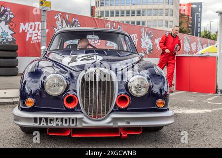 Vue de face d'une Jaguar MK2 garée en milieu urbain pendant le Coventry Motofest. Banque D'Images