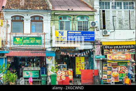 Penang, Malaisie-avril 25 2023 : dans la zone touristique de la vieille ville, caractérisfulf chinois et bâtiments coloniaux britanniques, bordent les routes de la tête de Penangs Banque D'Images