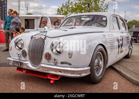 Cette Jaguar MK1 immatriculée BUY1 est une voiture de course bien connue, en particulier associée à la Goodwood Revival. Face 3/4 de la Jaguar Mk1. Banque D'Images