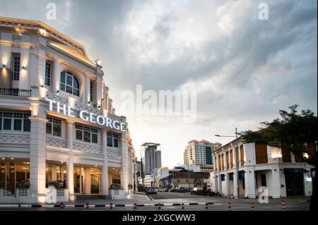 George Town, Penang, Malaisie-April27 2023 : L'hôtel de luxe cinq étoiles, construit en 2018, en accord avec le style colonial britannique de l'architecture environnante Banque D'Images