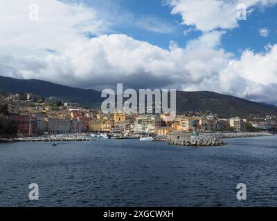 Vue panoramique sur le vieux port historique de Bastia, Corse, France Banque D'Images