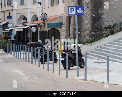 Places de parking spécial moto avec panneau dans la ville de Ile Rousse, Corse, France Banque D'Images