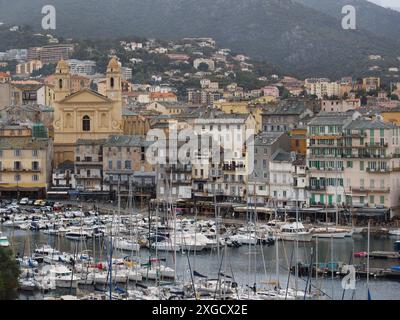 Tôt le matin dans le vieux port historique de Bastia, Corse, France Banque D'Images