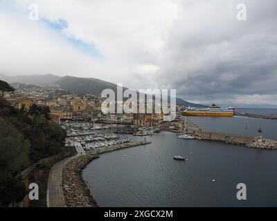 Vieux port et centre-ville historique de Bastia, Corse, France, avec le nouveau port et le grand ferry insulaire en arrière-plan. Banque D'Images