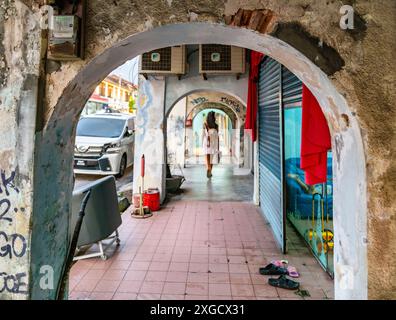 Georgetown, Penang, Malaisie-avril 27 2023 : les arches coloniales couvertes bordant les extérieurs des bâtiments, offrent de l'ombre aux trottoirs de la belle ol Banque D'Images