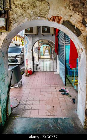 Georgetown, Penang, Malaisie-avril 27 2023 : les arches coloniales couvertes bordant les extérieurs des bâtiments, offrent de l'ombre aux trottoirs de la belle ol Banque D'Images