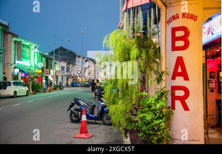 Penang, Malaisie-avril 27 2023 : la belle et colorée architecture des bâtiments de l'époque coloniale chinoise et britannique, bordent les routes de la capitale de Penangs Banque D'Images