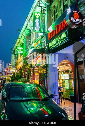 Penang, Malaisie-avril 27 2023 : la belle et colorée architecture des bâtiments de l'époque coloniale chinoise et britannique, dans la soirée, les bars et restau Banque D'Images