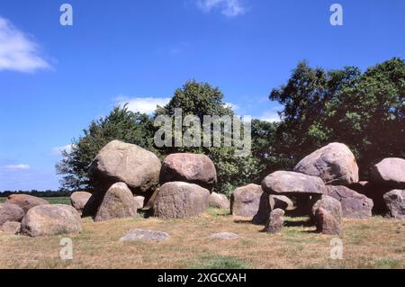 Un dolmen ou un lit à chants est un type de tombeau mégalithique à chambre unique avec des mégalithes verticaux soutenant une grande pierre angulaire horizontale plate dans le provi hollandais Banque D'Images