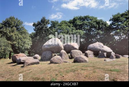 Un dolmen ou un lit à chants est un type de tombeau mégalithique à chambre unique avec des mégalithes verticaux soutenant une grande pierre angulaire horizontale plate dans le provi hollandais Banque D'Images