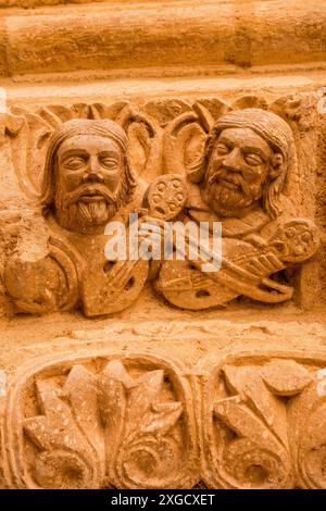 Reliefs romans dans le monastère de Santa María la Real, IX siècle. Piasca. Picos de Europa. Cantabrie. Espagne. Banque D'Images