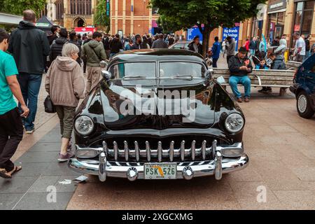 Les passants admirent la forme étonnante d'un Hudson Pacemaker Coupe Custom, une voiture musculaire américaine des années 1950 Voitures musculaires américaines. Banque D'Images