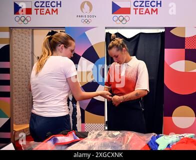 Prague, République tchèque. 08 juillet 2024. La joueuse de tennis tchèque Marketa Vondrousova (à droite) a reçu la collection nationale de vêtements olympiques pour les Jeux olympiques d'été de 2024 à Paris, en France, le 8 juillet 2024, à Prague, République tchèque. Crédit : Katerina Sulova/CTK photo/Alamy Live News Banque D'Images