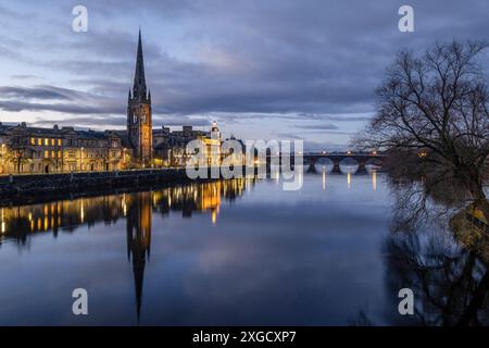 Matthew's Church, Smeaton's Bridge in the Background, River Tay, Perth, Perth and Kinross County, Highlands, Écosse, Royaume-Uni. Banque D'Images