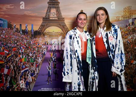 Prague, République tchèque. 08 juillet 2024. Les joueuses de tennis tchèques Marketa Vondrousova (à gauche) et Karolina Muchova (à droite) ont reçu la collection de vêtements nationaux olympiques pour les Jeux olympiques d'été de 2024 à Paris, en France, le 8 juillet 2024, à Prague. République tchèque. Crédit : Katerina Sulova/CTK photo/Alamy Live News Banque D'Images