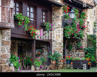 Maison de montagne de l'habitat rural, Bárcena Mayor, site historique - artistique, parc naturel de Saja-Besaya, Cantabrie, Espagne. Banque D'Images