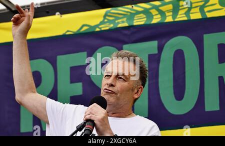 Angleterre, Londres, Chris Packham, présentateur de BBC Springwatch, s'exprimant au rallye Restore nature. Banque D'Images