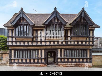 Historique Ford's Hospital, Coventry : une magnifique almshouse médiévale présentant une charpente en bois complexe et un riche patrimoine au cœur de la ville. Banque D'Images