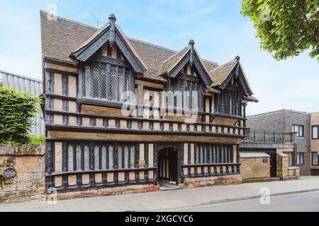 Historique Ford's Hospital, Coventry : une magnifique almshouse médiévale présentant une charpente en bois complexe et un riche patrimoine au cœur de la ville. Banque D'Images