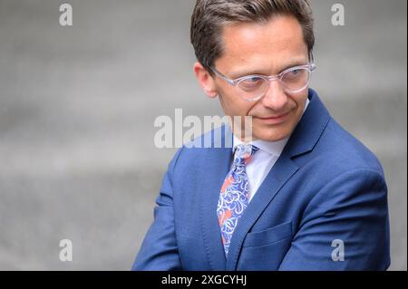 Carl Dinnen - ITV News correspondant politique - à Downing Street le lendemain de la victoire des travaillistes aux élections législatives, le 5 juillet 2024. Banque D'Images