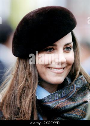 13 Marzo 2007 Gloucestershire Archivio Storico Olycom/LaPresse Catherine Elizabeth Middleton, principessa del Galles (Reading, 9 gennaio 1982), è una principessa della famiglia reale britannica, moglie dell'erede al trono William, principe del Galles. È conosciuta anche con l'ipocoristico Kate, al quale tuttavia lei stessa preferisce il nome Catherine. Nella Foto : Catherine Elizabeth Middleton durante la corsa di cavalli del Festival di Cheltenham photo : Catherine Elizabeth Middleton pendant la course hippique du Festival de Cheltenham crédit : LaPresse/Alamy Live News Banque D'Images