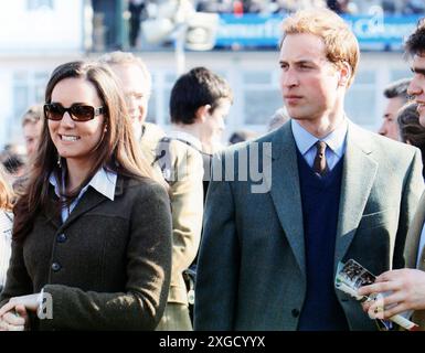 13 Marzo 2007 Gloucestershire Archivio Storico Olycom/LaPresse Catherine Elizabeth Middleton, principessa del Galles (Reading, 9 gennaio 1982), è una principessa della famiglia reale britannica, moglie dell'erede al trono William, principe del Galles. È conosciuta anche con l'ipocoristico Kate, al quale tuttavia lei stessa preferisce il nome Catherine. Nella Foto : Catherine Elizabeth Middleton e suo fidanzato principe William durante la corsa di cavalli del Festival di Cheltenham photo : Catherine Elizabeth Middleton et son fiancé Prince William pendant la course hippique du Festival de Cheltenham Banque D'Images