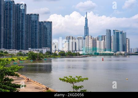 Landmark 81 et d'autres immeubles de grande hauteur sur la rive de la rivière Saigon le 26 juin 2024, à Ho Chi Minh-ville, Vietnam. Banque D'Images