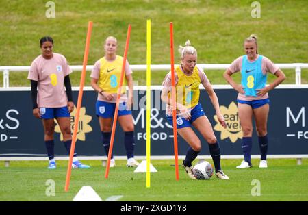 L'anglaise Leah Williamson incarne Jess carter (à gauche), Beth Mead et Georgia Stanway (à droite) lors d'une séance d'entraînement à St George's Park, Burton upon Trent. Date de la photo : lundi 8 juillet 2024. Banque D'Images