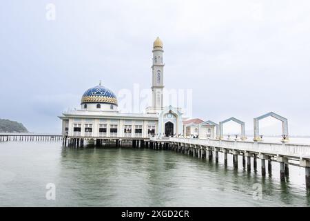 Masjid Terapung Pangkor ou Masjid Al Badr est l'une des attractions touristiques populaires de l'île de Pangkor en Malaisie. Il est étendu à la mer sur pilotis. Banque D'Images