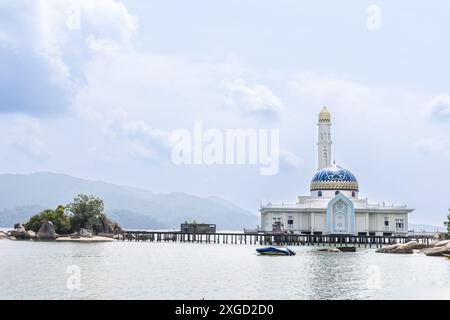 Masjid Terapung Pangkor ou Masjid Al Badr est l'une des attractions touristiques populaires de l'île de Pangkor en Malaisie. Il est étendu à la mer sur pilotis. Banque D'Images