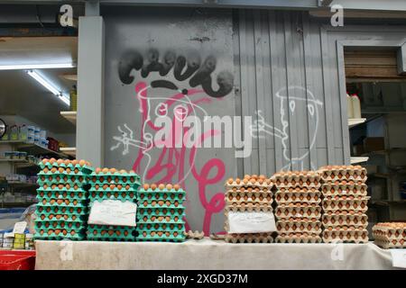 athènes grèce eu- plateaux d'oeufs empilés dans la boutique Banque D'Images