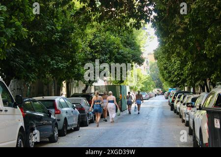 athènes grèce eu- une rue bordée d'arbres pleine de voitures garées Banque D'Images