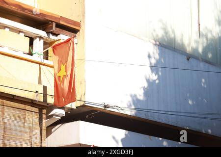 Drapeaux vietnamiens suspendus sur le dessus Banque D'Images