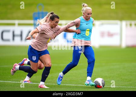 Alex Greenwood (à droite) et Lucy Bronze lors d'une séance d'entraînement au St George's Park, Burton upon Trent. Date de la photo : lundi 8 juillet 2024. Banque D'Images