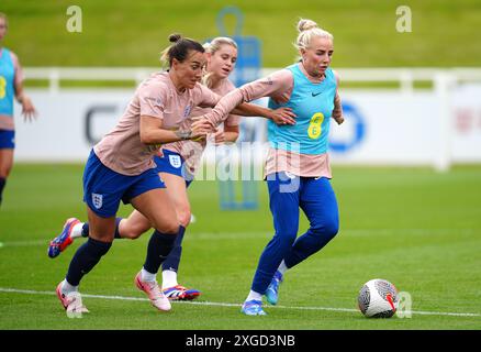 Alex Greenwood (à droite) et Lucy Bronze lors d'une séance d'entraînement au St George's Park, Burton upon Trent. Date de la photo : lundi 8 juillet 2024. Banque D'Images