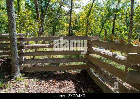 Le coin d'une clôture de garde-corps en rondins où le bois se croise et se chevauche dans une campagne pittoresque des Ozarks. Bokeh Banque D'Images