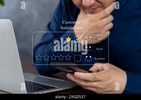 Concept de rétroaction négative. Choix d'une évaluation 1 étoile dans l'enquête, le sondage ou la recherche de satisfaction client. Mauvaise expérience utilisateur via un smartphone. Banque D'Images