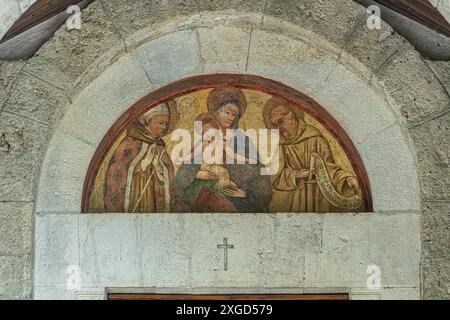 La fresque dans la lunette du portail avec la Vierge et l'enfant, S. François et S. Louis de Toulouse dans le Sanctuaire de fonte Colombo. Rieti, Lazio Banque D'Images