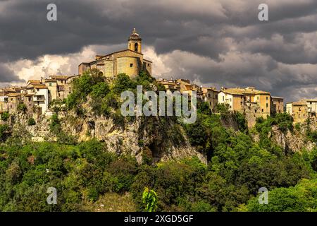 Panorama de la ville médiévale de montagne de Monteleone Sabino sous un ciel orageux. Province de Rieti, Latium, Italie, Europe Banque D'Images