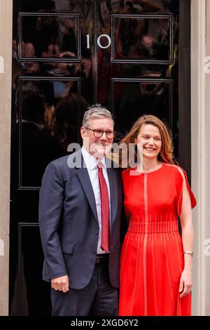 Le premier ministre britannique, Keir Starmer, et son épouse, Lady Victoria Starmer, devant le numéro 10 Downing Street. Crédit : Amanda Rose/Alamy Banque D'Images