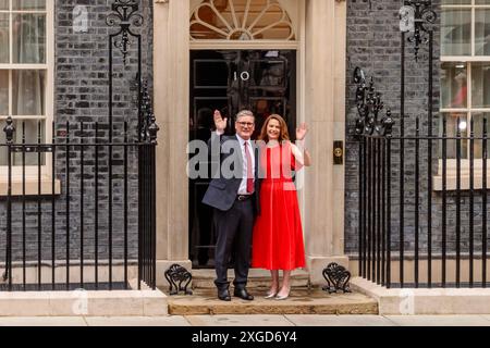 Le premier ministre britannique, Keir Starmer, et son épouse, Lady Victoria Starmer, devant le numéro 10 Downing Street. Crédit : Amanda Rose/Alamy Banque D'Images