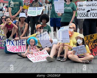 Les membres de la Riders Alliance et d'autres groupes s'élèvent pour la tarification de la congestion automobile à Manhattan afin de soulager la pollution et la congestion des rues. Banque D'Images