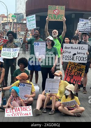 Les membres de la Riders Alliance et d'autres groupes s'élèvent pour la tarification de la congestion automobile à Manhattan afin de soulager la pollution et la congestion des rues. Banque D'Images