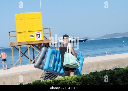 Eindrücke vom Strand in Playa de Palma auf der Insel Mallorca zur Hauptsaison im Sommer 2024Mittelmeerinsel Mallorca während der Hauptsaison im Juli 2024, Palma Mallorca Spanien Playa de Palma *** impressions de la plage de Playa de Palma sur l'île de Majorque pendant la haute saison en été 2024 Ile méditerranéenne de Majorque pendant la haute saison en juillet 2024, Palma Mallorca Espagne Playa de Palma Banque D'Images