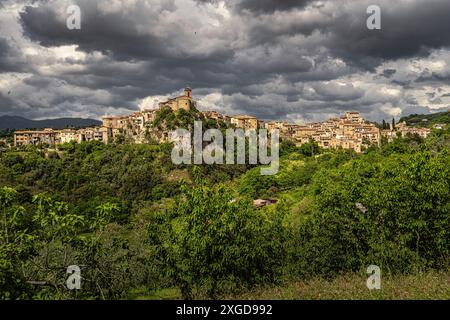 Panorama de la ville médiévale de montagne de Monteleone Sabino sous un ciel orageux. Province de Rieti, Latium, Italie, Europe Banque D'Images