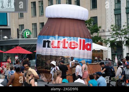 La montgolfière Nutella atterrit à Yonge et Dundas Square à Toronto Canada. Les gens se rassemblent dans la rue pour des échantillons à un événement au centre-ville de Nutella. Banque D'Images