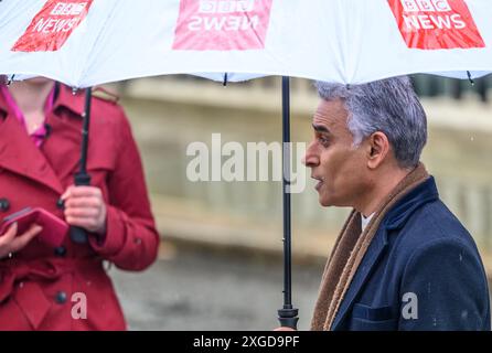 Matthew Amroliwala (BBC News) diffusant depuis Downing Street le lendemain de la victoire des travaillistes aux élections législatives du 5 juillet 2024. Banque D'Images