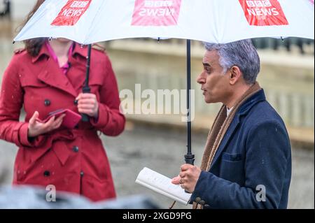 Matthew Amroliwala (BBC News) diffusant depuis Downing Street le lendemain de la victoire des travaillistes aux élections législatives du 6 juillet 2024. Banque D'Images