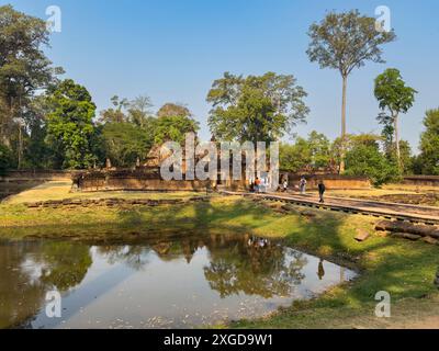 Banteay Srei Temple, un complexe de temple miniature construit entièrement en grès rouge dans la région d'Angkor, site du patrimoine mondial de l'UNESCO, Cambodge, Indochine Banque D'Images